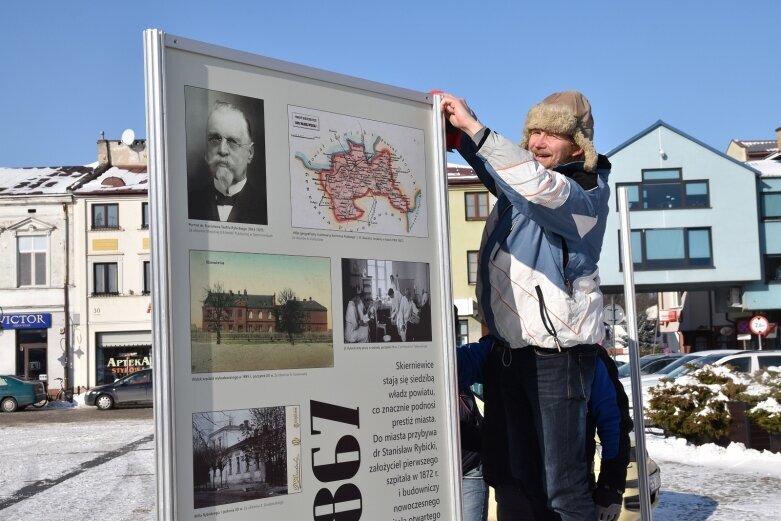  Historia Skierniewic na planszach przed ratuszem 