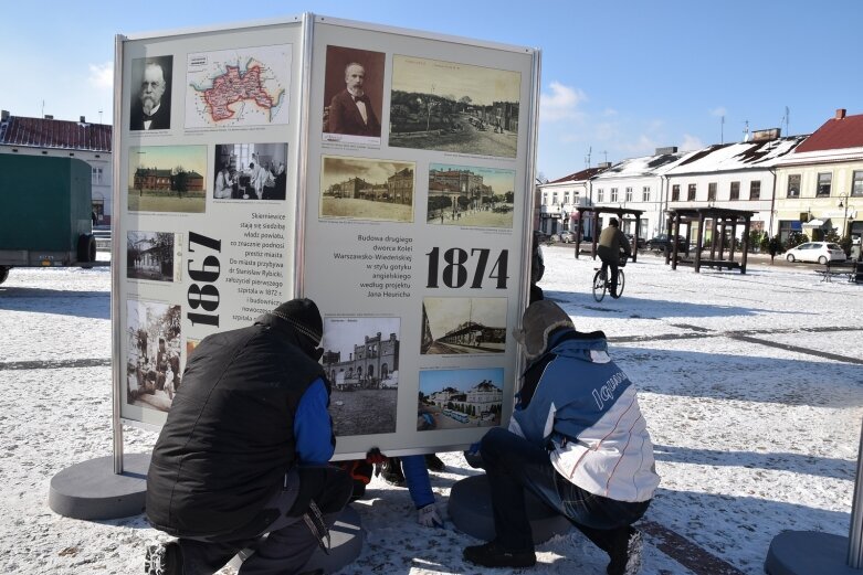  Historia Skierniewic na planszach przed ratuszem 