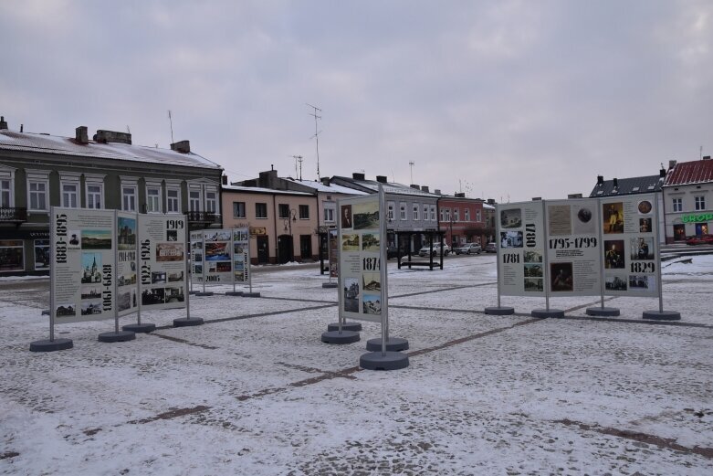  Historia Skierniewic na planszach przed ratuszem 