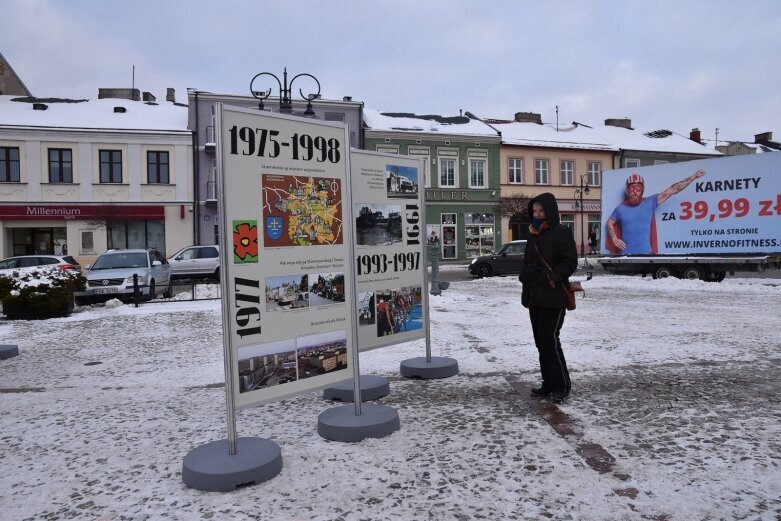  Historia Skierniewic na planszach przed ratuszem 