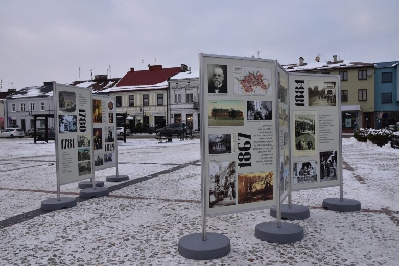  Historia Skierniewic na planszach przed ratuszem 