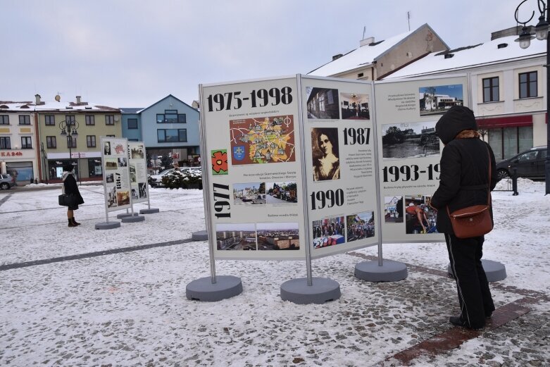  Historia Skierniewic na planszach przed ratuszem 