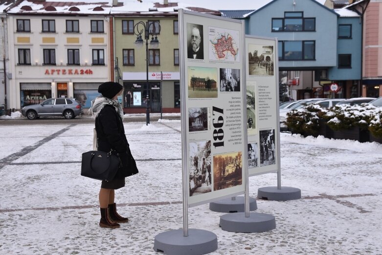  Historia Skierniewic na planszach przed ratuszem 