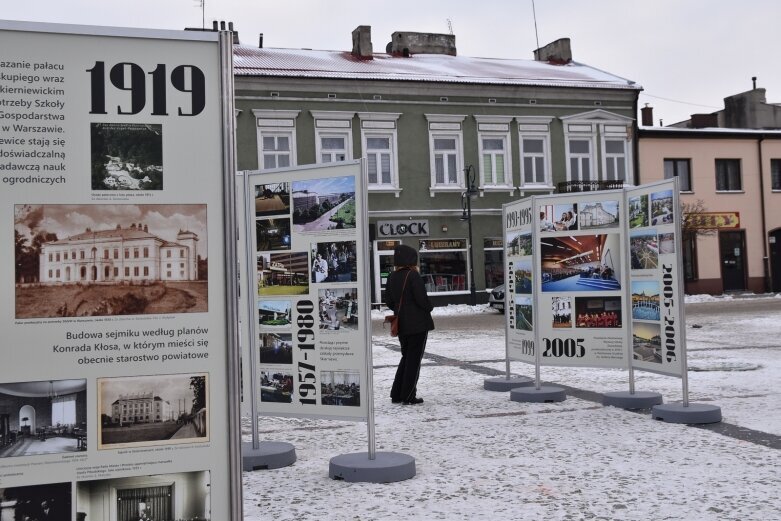  Historia Skierniewic na planszach przed ratuszem 