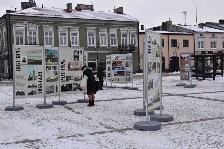  Historia Skierniewic na planszach przed ratuszem 