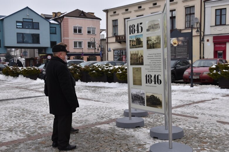  Historia Skierniewic na planszach przed ratuszem 