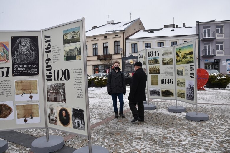  Historia Skierniewic na planszach przed ratuszem 