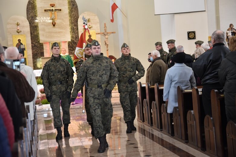  Historyczna uroczystość w Skierniewicach. Poświęcenie repliki sztandaru 18 pułku piechoty 