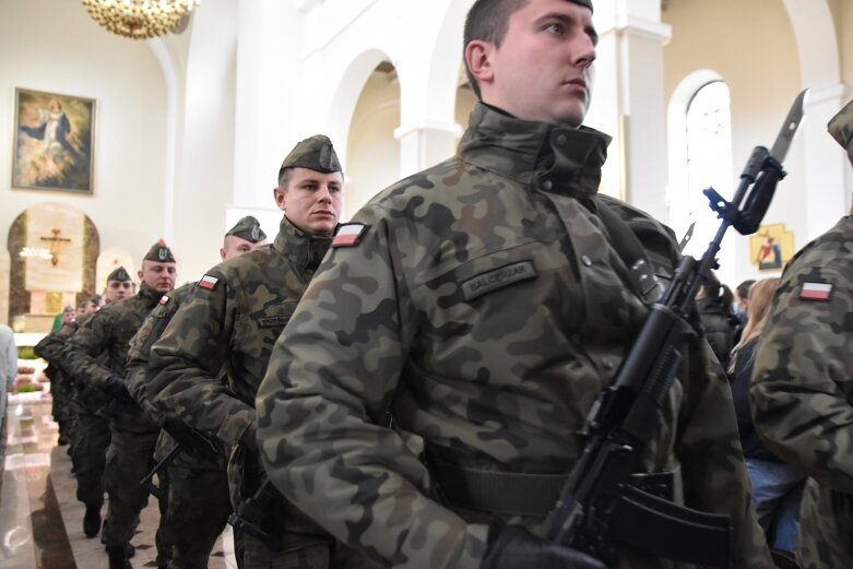  Historyczna uroczystość w Skierniewicach. Poświęcenie repliki sztandaru 18 pułku piechoty 