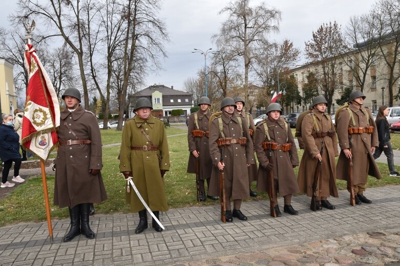  Historyczna uroczystość w Skierniewicach. Poświęcenie repliki sztandaru 18 pułku piechoty 