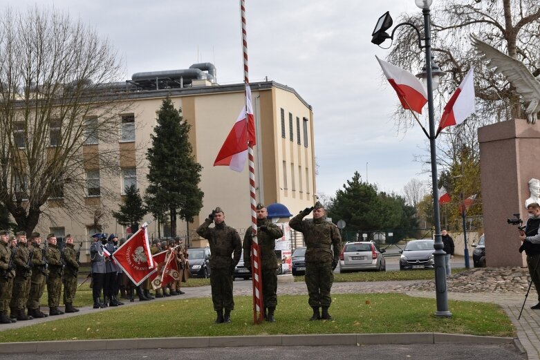  Historyczna uroczystość w Skierniewicach. Poświęcenie repliki sztandaru 18 pułku piechoty 