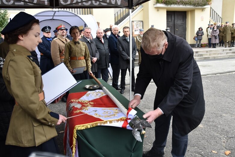  Historyczna uroczystość w Skierniewicach. Poświęcenie repliki sztandaru 18 pułku piechoty 