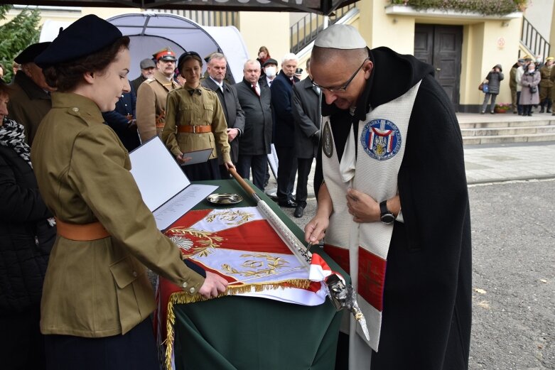  Historyczna uroczystość w Skierniewicach. Poświęcenie repliki sztandaru 18 pułku piechoty 