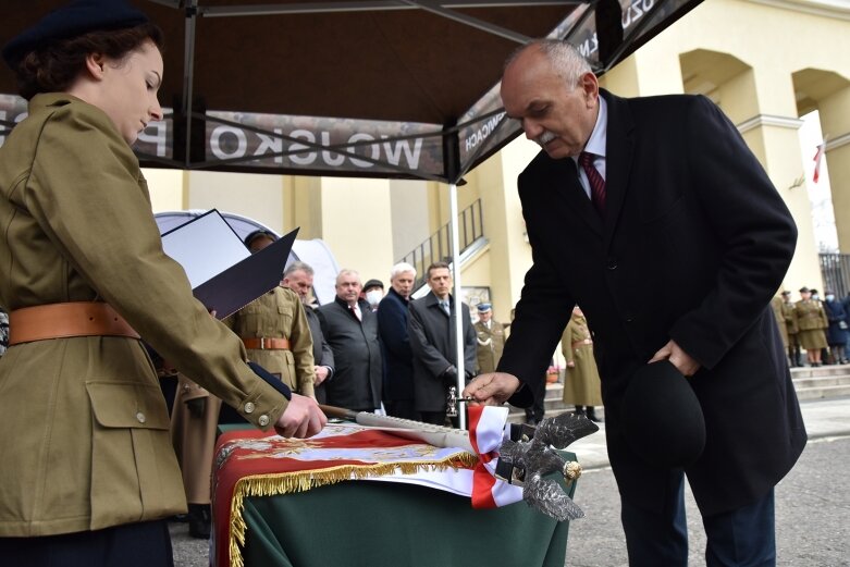  Historyczna uroczystość w Skierniewicach. Poświęcenie repliki sztandaru 18 pułku piechoty 