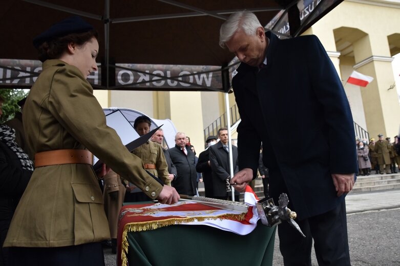  Historyczna uroczystość w Skierniewicach. Poświęcenie repliki sztandaru 18 pułku piechoty 