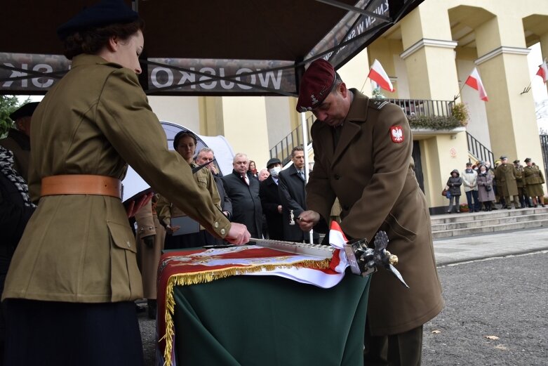  Historyczna uroczystość w Skierniewicach. Poświęcenie repliki sztandaru 18 pułku piechoty 