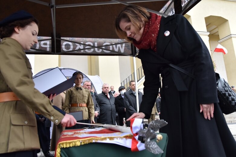  Historyczna uroczystość w Skierniewicach. Poświęcenie repliki sztandaru 18 pułku piechoty 