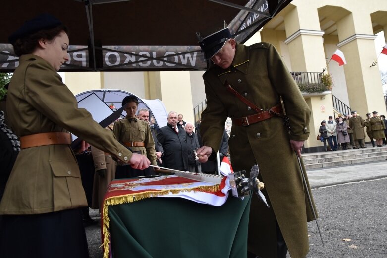  Historyczna uroczystość w Skierniewicach. Poświęcenie repliki sztandaru 18 pułku piechoty 