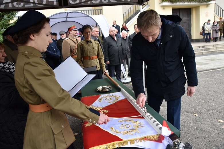  Historyczna uroczystość w Skierniewicach. Poświęcenie repliki sztandaru 18 pułku piechoty 