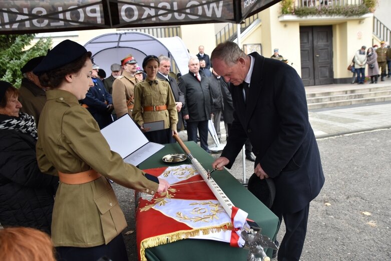  Historyczna uroczystość w Skierniewicach. Poświęcenie repliki sztandaru 18 pułku piechoty 