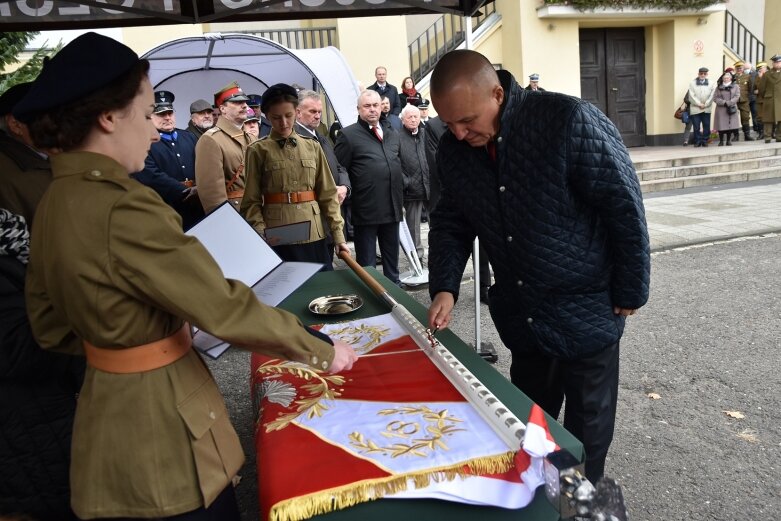  Historyczna uroczystość w Skierniewicach. Poświęcenie repliki sztandaru 18 pułku piechoty 