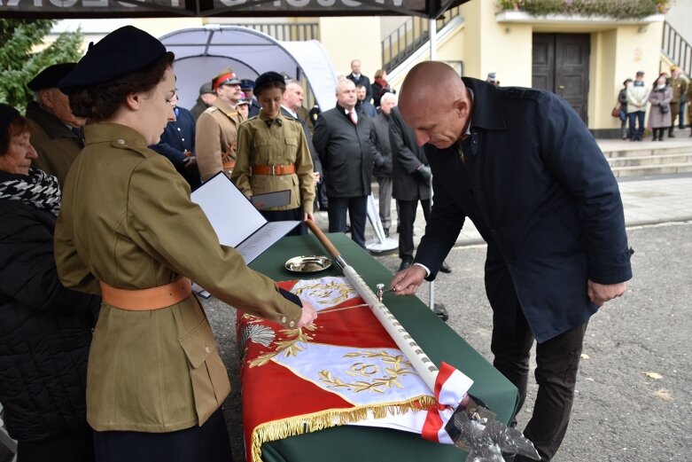  Historyczna uroczystość w Skierniewicach. Poświęcenie repliki sztandaru 18 pułku piechoty 