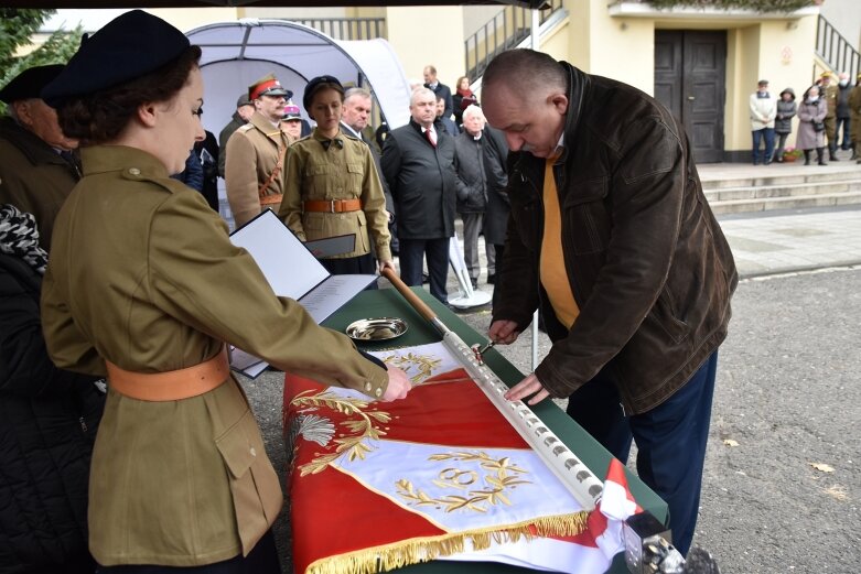  Historyczna uroczystość w Skierniewicach. Poświęcenie repliki sztandaru 18 pułku piechoty 