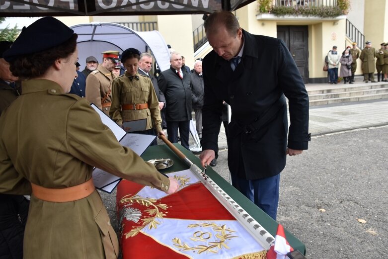  Historyczna uroczystość w Skierniewicach. Poświęcenie repliki sztandaru 18 pułku piechoty 