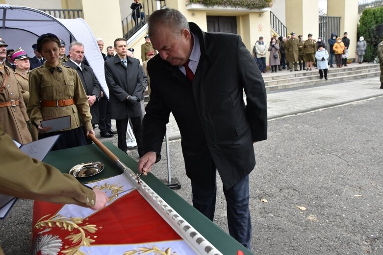  Historyczna uroczystość w Skierniewicach. Poświęcenie repliki sztandaru 18 pułku piechoty 