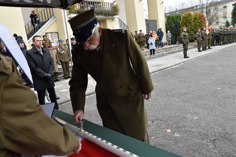  Historyczna uroczystość w Skierniewicach. Poświęcenie repliki sztandaru 18 pułku piechoty 