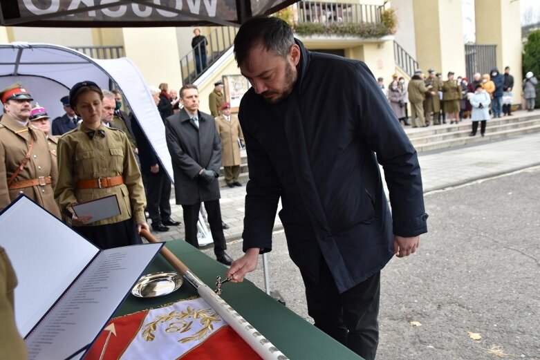  Historyczna uroczystość w Skierniewicach. Poświęcenie repliki sztandaru 18 pułku piechoty 