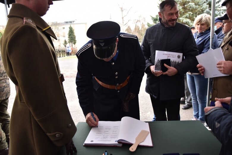  Historyczna uroczystość w Skierniewicach. Poświęcenie repliki sztandaru 18 pułku piechoty 