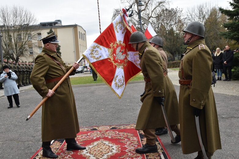  Historyczna uroczystość w Skierniewicach. Poświęcenie repliki sztandaru 18 pułku piechoty 