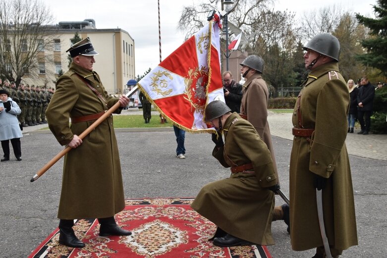  Historyczna uroczystość w Skierniewicach. Poświęcenie repliki sztandaru 18 pułku piechoty 