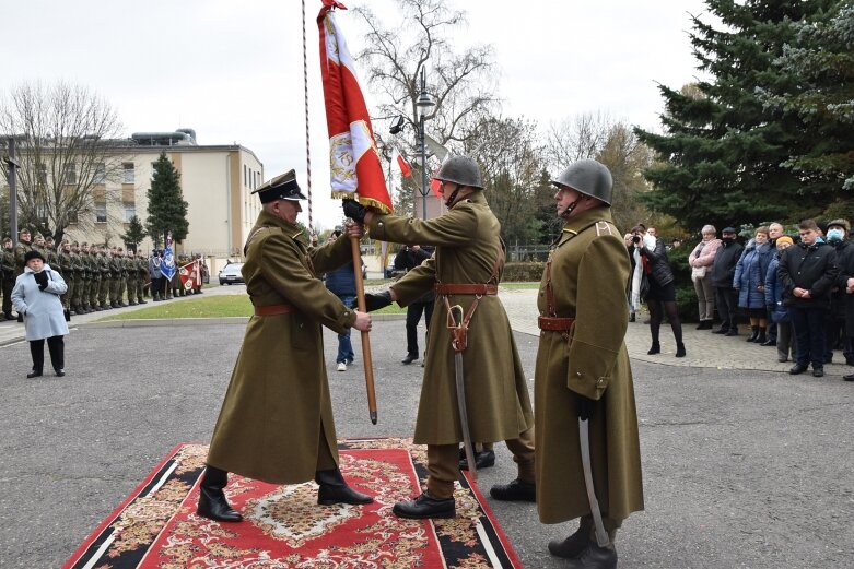  Historyczna uroczystość w Skierniewicach. Poświęcenie repliki sztandaru 18 pułku piechoty 