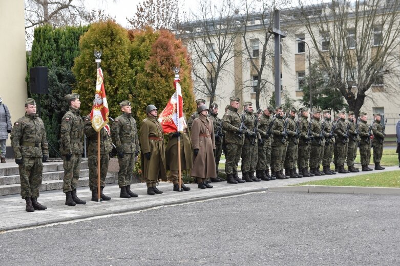  Historyczna uroczystość w Skierniewicach. Poświęcenie repliki sztandaru 18 pułku piechoty 