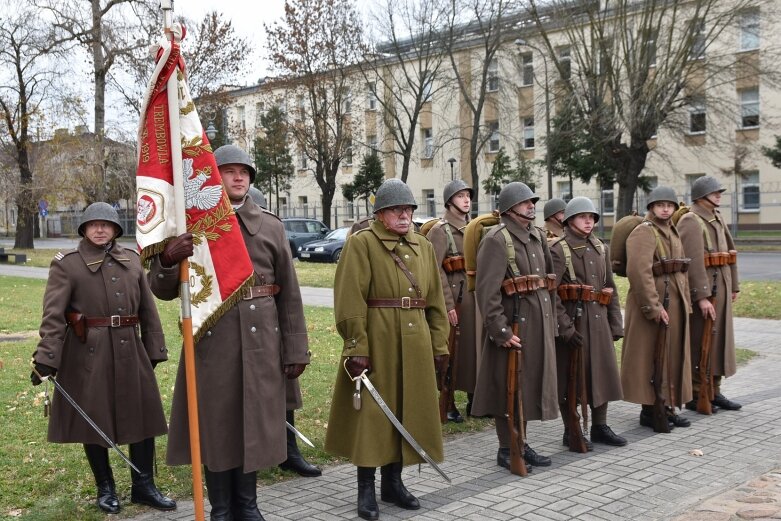  Historyczna uroczystość w Skierniewicach. Poświęcenie repliki sztandaru 18 pułku piechoty 