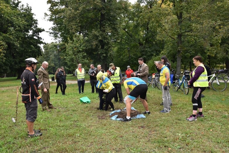  Jubileuszowe drzewko na 70-lecie PTTK już rośnie w parku! 