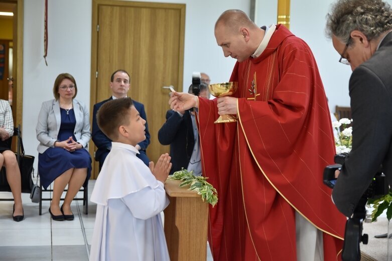  Kameralna uroczystość pierwszej komunii w parafii na Widoku 