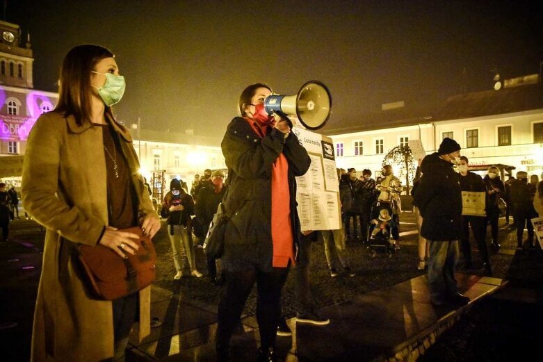  Kilkutysięczny tłum w Skierniewicach. Kobiety znów wyszły na ulicę [ZDJĘCIA, FILM] 