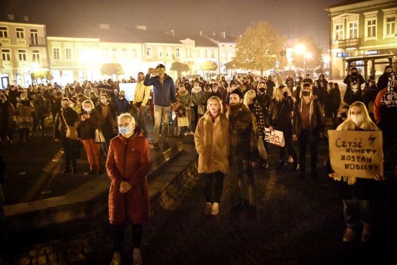  Kilkutysięczny tłum w Skierniewicach. Kobiety znów wyszły na ulicę [ZDJĘCIA, FILM] 