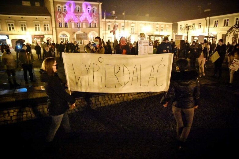  Kilkutysięczny tłum w Skierniewicach. Kobiety znów wyszły na ulicę [ZDJĘCIA, FILM] 