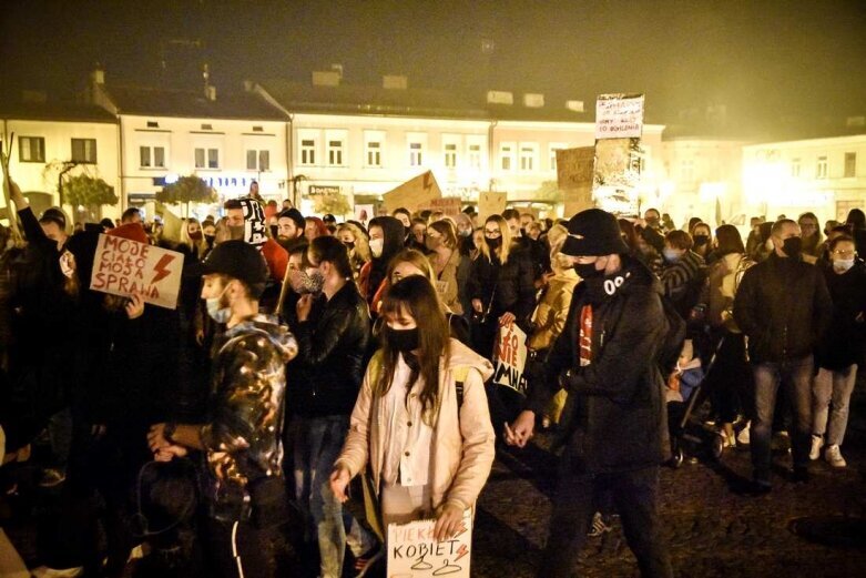  Kilkutysięczny tłum w Skierniewicach. Kobiety znów wyszły na ulicę [ZDJĘCIA, FILM] 