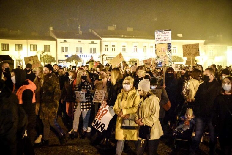  Kilkutysięczny tłum w Skierniewicach. Kobiety znów wyszły na ulicę [ZDJĘCIA, FILM] 