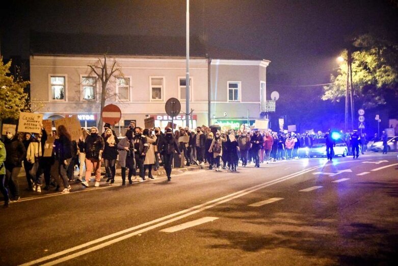  Kilkutysięczny tłum w Skierniewicach. Kobiety znów wyszły na ulicę [ZDJĘCIA, FILM] 