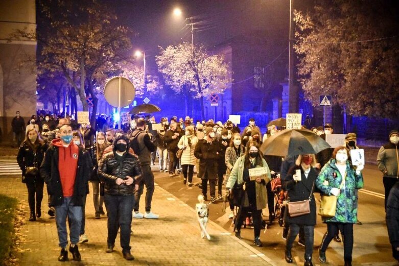  Kilkutysięczny tłum w Skierniewicach. Kobiety znów wyszły na ulicę [ZDJĘCIA, FILM] 