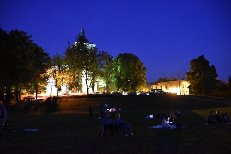  Kino pod chmurką z zachowaniem wszystkich wymogów sanitarnych 