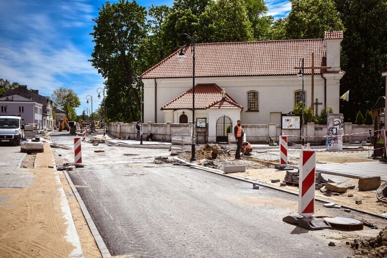  Kładą już asfalt na ulicy Rawskiej [ZDJĘCIA] 