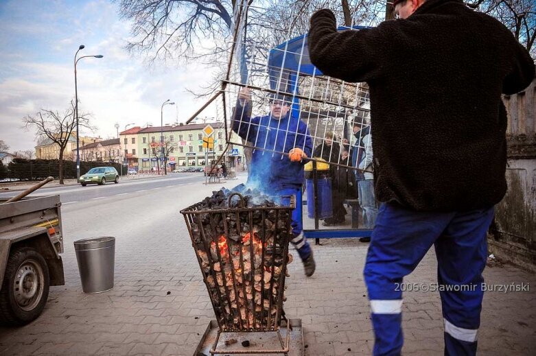  Koksowniki na ulicach Skierniewic – takie były kiedyś mrozy [ZDJĘCIA] 