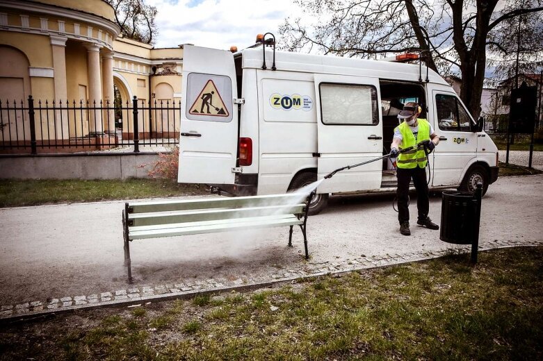  Kolejny dzień odkażania ławek w Skierniewicach 